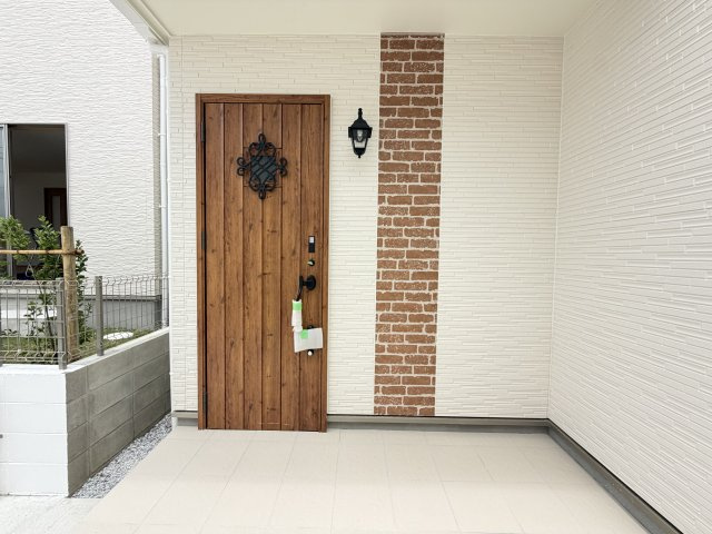 八重瀬町安里（全3棟）B号棟の玄関|B号棟　ゆとりある玄関スペース♪