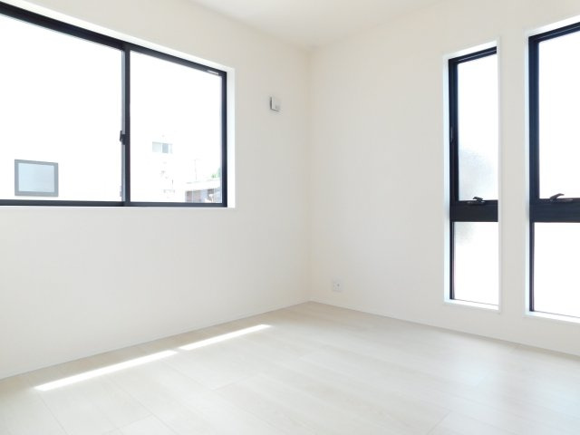 稲沢市矢合町面棒堀の新築一戸建の洋室|◇１階洋室◇　　南面で明るい洋室４．５帖　全居室収納完備！　リビングの続き間としても利用できます♪