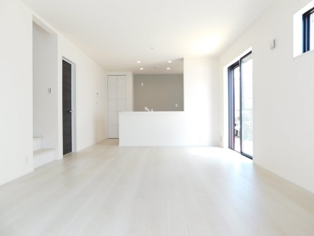 稲沢市矢合町面棒堀の新築一戸建の居間・リビング|◇リビング◇　　南面で明るいリビング１５．７帖　キッチン横にはパントリー完備！