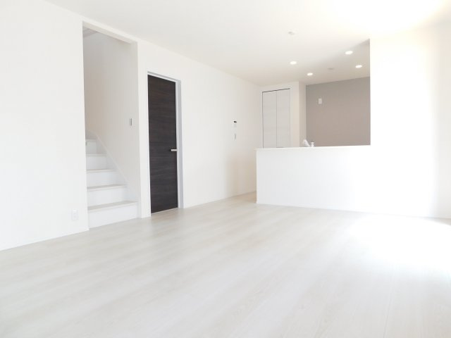 稲沢市矢合町面棒堀の新築一戸建の居間・リビング|◇リビング◇　　南面で明るいリビング１５．７帖　家族のコミュニケーションの機会が増えるリビング階段♪