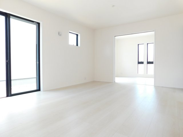 稲沢市矢合町面棒堀の新築一戸建の居間・リビング|◇リビング◇　　南面で明るいリビング１５．７帖　洋室と続き間で２０．２帖の広々空間になります♪