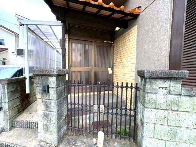 羽曳野市東阪田戸建のエントランス