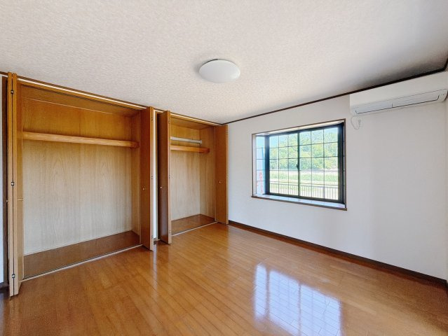 【中古戸建】太田市牛沢町の洋室|■洋室｜お子様の一人部屋にピッタリな洋室。木のぬくもりを感じるフローリングは、天然木の味わいが時とともに深みを増していきます。また、傷にも強く、フリーワックスでお手入れもラクラクです♪