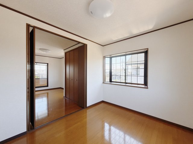 【中古戸建】太田市牛沢町の洋室|■洋室｜ナチュラルカラーの床です。模様替えなどとても楽しく工夫できます♪陽当たり、風通しもとても良いので毎日快適な生活スタートです！