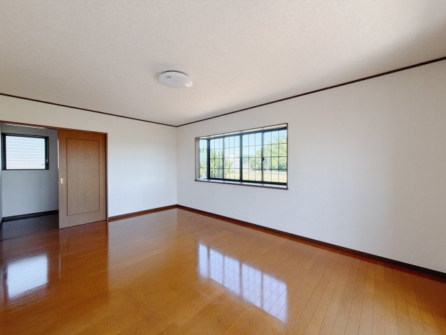 【中古戸建】太田市牛沢町の洋室|■洋室｜ベッドやテレビなどの大き目の家具を置いても余裕のある広々主寝室です♪家事やお仕事にお疲れなパパ・ママがゆっくりと過ごせる空間です♪