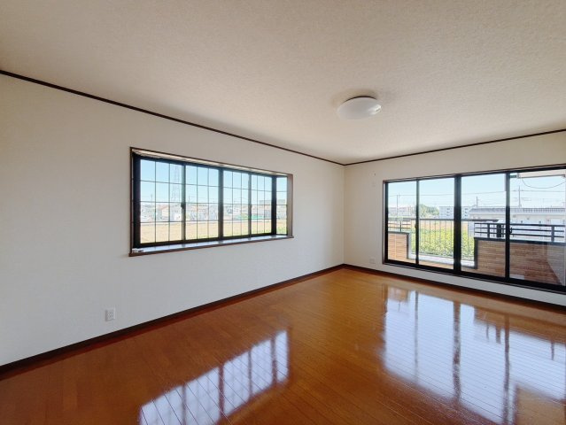 【中古戸建】太田市牛沢町の洋室|■洋室｜広い寝室ならインテリアも自由自在にお楽しみいただけます♪お外から帰ってきた後は寝室でゆっくり自分の時間をお過ごしください。