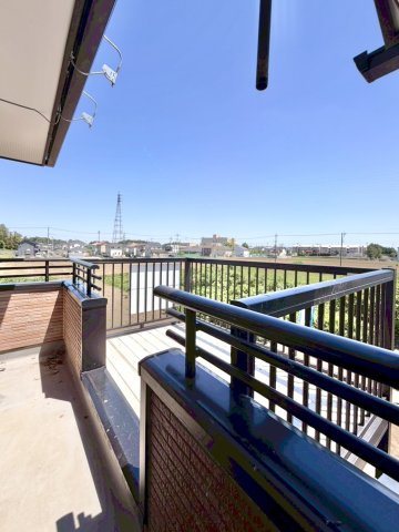 【中古戸建】太田市牛沢町のバルコニー|■バルコニー｜あたたかな陽のひかりを浴びることのできるバルコニー。お洗濯物やお布団を干せば、家族みんなが気持ちよく暮らすことができます(*^^*)