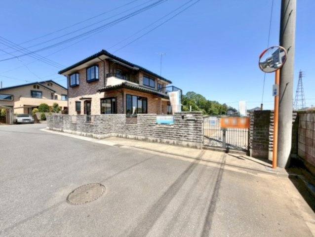 【中古戸建】太田市牛沢町の外観|■外観｜周囲の見渡しが良く、車の出入りの際も安全確認がしやすいため、小さなお子様がいるご家庭でも安心です。