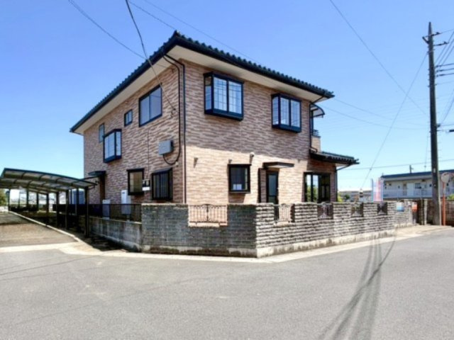 【中古戸建】太田市牛沢町の外観|■外観｜角地のため風通しが良く開放感があり、隣接する建物が少なくプライバシーを確保しやすいのがメリットです♪