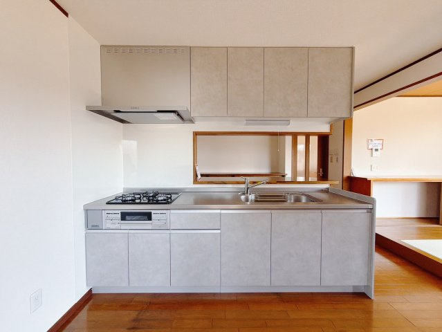 【中古戸建】太田市牛沢町のキッチン|■キッチン｜ワークトップ下には、圧力鍋やパスタ鍋などのかさばる調理器具もラクラク収納可能！ものが溢れがちなキッチン回りもスッキリきれいに管理ができます♪