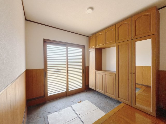 【中古戸建】太田市牛沢町の玄関|■玄関｜収納豊富な玄関♪全身ミラー付き収納もあり、お出かけ前の身だしなみチェックもバッチリです！