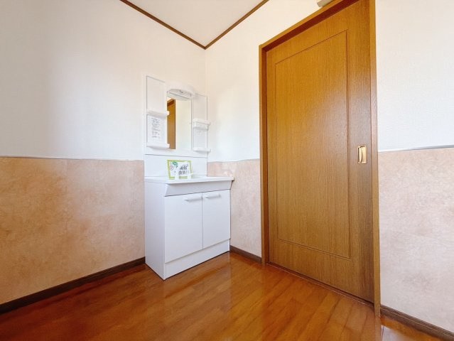 【中古戸建】太田市牛沢町の独立洗面台|■洗面室｜洗濯機を置いてもゆとりある広さの洗面脱衣室です♪冬はストーブ、夏にはサーキュレーターを置き、快適に過ごすことができます♪
