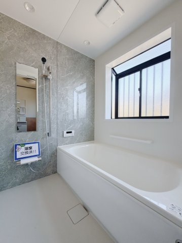 【中古戸建】太田市牛沢町の浴室|■浴室｜足を伸ばしてゆったりと入浴ができる1坪タイプのバスルームです♪大きな窓がついておりますので、湿気で篭りがちなバスルームも換気することができます( ＾＾ )