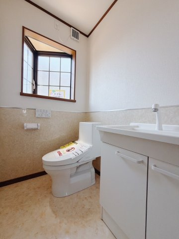 【中古戸建】太田市牛沢町のトイレ|■トイレ｜1階と2階にトイレがございます♪壁には小物を置けるスペースがあるのでトイレットペーパーのストックを置いておくのにも便利です♪写真などを飾ってもおしゃれですね♪