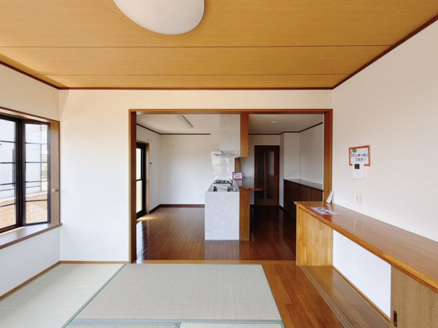 【中古戸建】太田市牛沢町の和室|■和室｜「続き間の和室」は、戸を開ければ大空間、閉じれば個室として活用できるのでお子様の遊び場や客間としても便利です♪