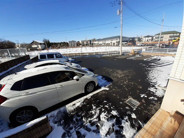 ヴィラ・エレガントαの駐車場|車をお持ちの方に嬉しい駐車場付きの物件です