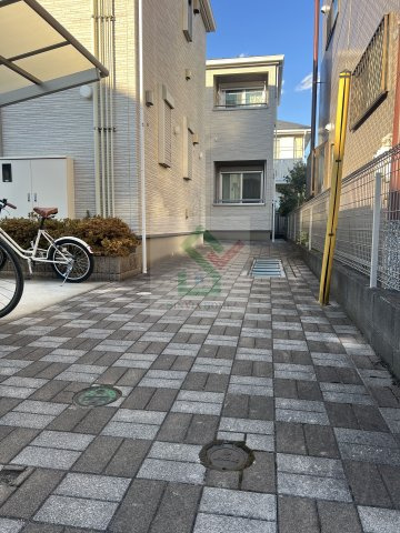 プリムローズ美原のエントランス