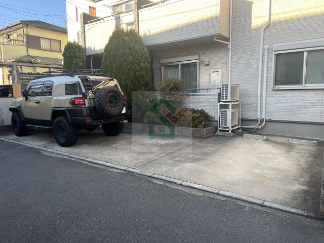 プリムローズ美原の駐車場