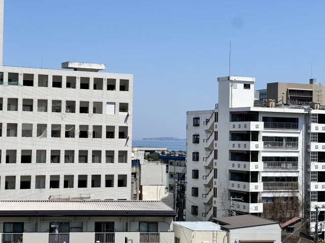 ラグゼシア熱海静漣閣の展望|建物の間から海を望みます。(望遠)