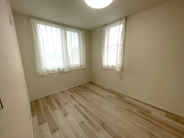 東峰マンション竹下の洋室|二面採光！明るい陽射しが差し込む、快適で過ごしやすい居室スペース♪
