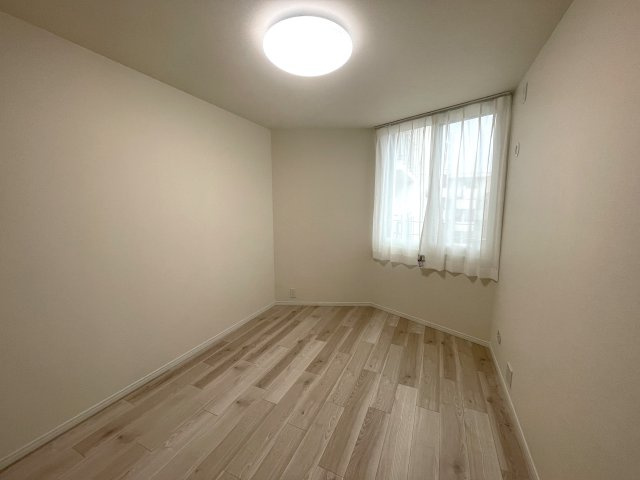 東峰マンション竹下の洋室|一日の疲れを優しく癒してくれる、落ち着きある居室デザインです。寝室によさそうです☆