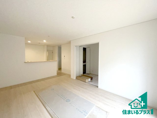 ★3(土)4(日)現地見学可能！★守山市川田町　全2邸の居間・リビング|シンプルなリビングは、観葉植物等のインテリアを楽しめますね！パパ好みにも、ママ好みにも家具次第で雰囲気を変えることができます！