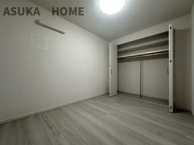 横浜東本郷マンションの洋室|納戸としても居室空間としても使えますね。開き戸・収納もしっかり有るので子供部屋◎