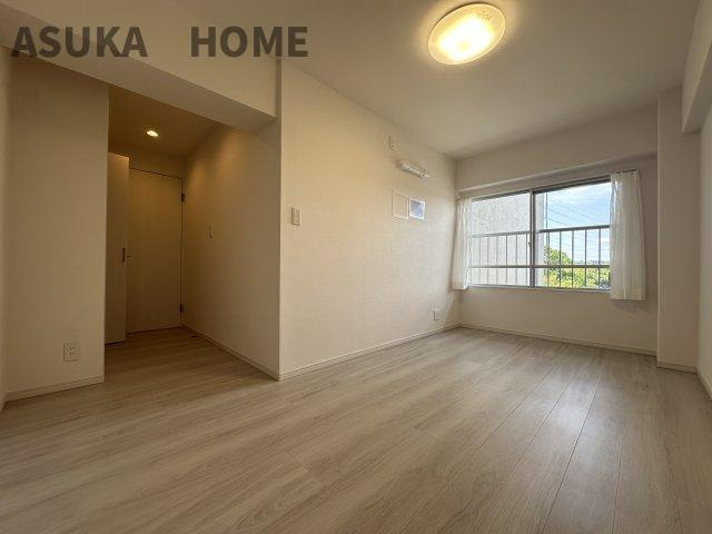 横浜東本郷マンションの洋室|見晴らしの良い居室は広さも充分あるので主寝室に◎心地よく爽やかな朝を迎えられそう