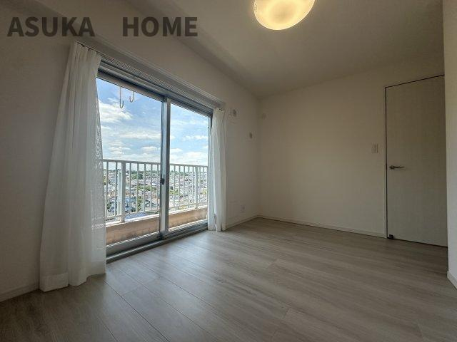 横浜東本郷マンションの洋室|掃き出し窓があり開放感のある明るい光が注ぎ込み心地よいお部屋ですね。