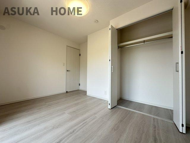 横浜東本郷マンションの洋室|リビング横の居室も開き戸なのでプライベート性◎