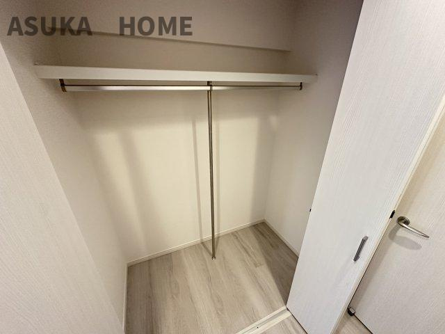 横浜東本郷マンションの収納|奥行きのあるたっぷり収納できるスペースです。お部屋がすっきり片付けられますね。