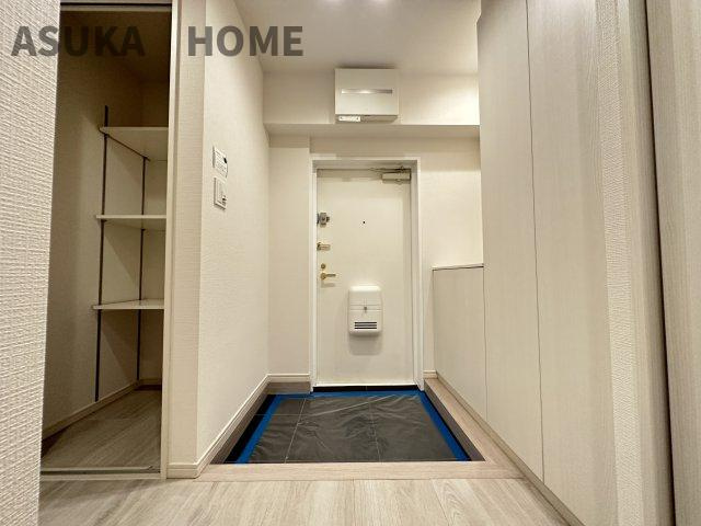横浜東本郷マンションの玄関|白を基調とした明るい印象の玄関です。シューズクロークは鍵や写真が置けて利便性も◎