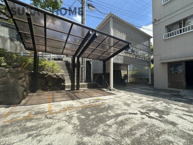 横浜東本郷マンションの駐輪場|バイク置き場です。屋根もあり雨の日にも保管にも便利で助かりますね。