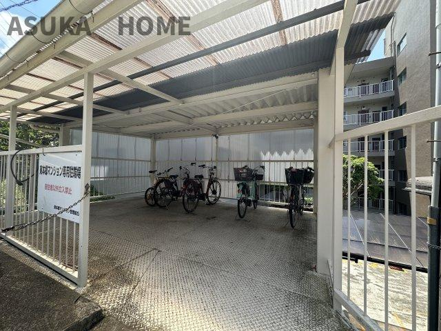 横浜東本郷マンションの駐輪場|屋内にあり駐輪場です。大切な自転車を雨や錆から守ってくれますね。