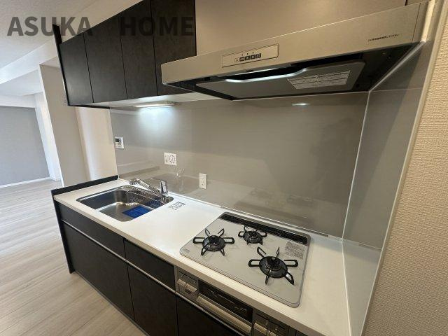 横浜東本郷マンションのキッチン|三口コンロ・浄水器付水栓などの設備充実しています。お手入れもお掃除もラクラク◎