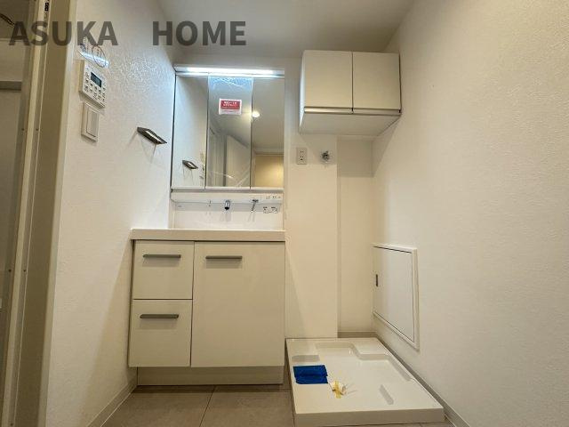 横浜東本郷マンションの独立洗面台|一日の始まりの朝、歯磨きをしたりメイクや髪をセットしたりなど、使いやすさが考えられた3面鏡です♪