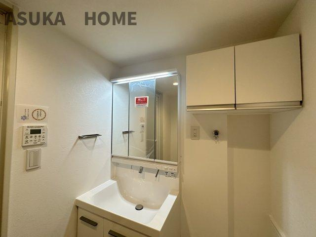 横浜東本郷マンションの独立洗面台|洗面室に上部に吊戸棚があり、タオルや洗剤ストックの収納に便利です。