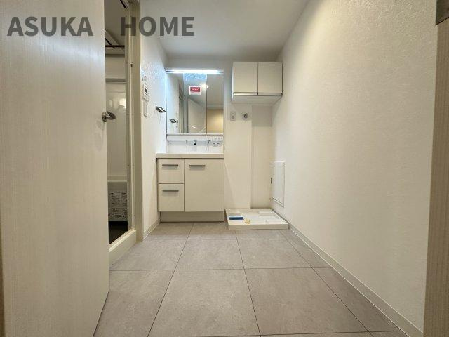横浜東本郷マンションの脱衣所|脱衣所広々としているのでお好みの家具が置けるのは嬉しいですね。