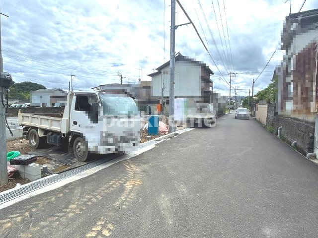 いの町駅東町 -2期3棟・1号棟-新築戸建ての前面道路含む現地写真