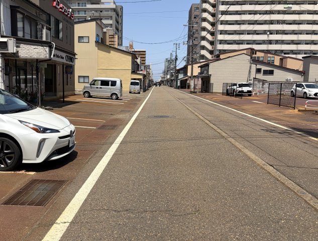 上越市本町2丁目≪店舗併用住宅≫の前面道路含む現地写真