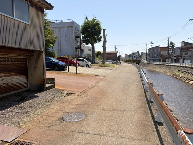 上越市本町2丁目≪店舗併用住宅≫の前面道路含む現地写真