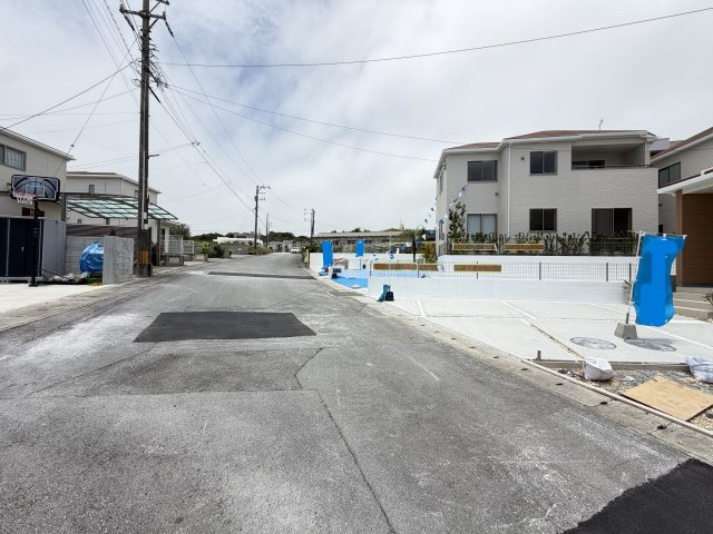 八重瀬町安里（全3棟）A号棟の前面道路含む現地写真|※南西側公道7.4m♪