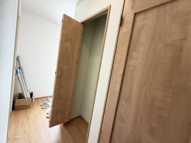 八重瀬町安里（全3棟）A号棟の収納|A号棟　1階ホール収納付き♪