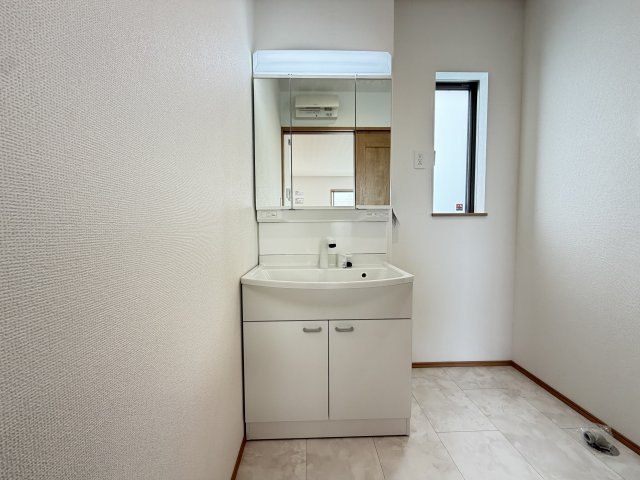 八重瀬町安里（全3棟）A号棟の独立洗面台|A号棟　三面鏡付き洗髪洗面化粧台♪