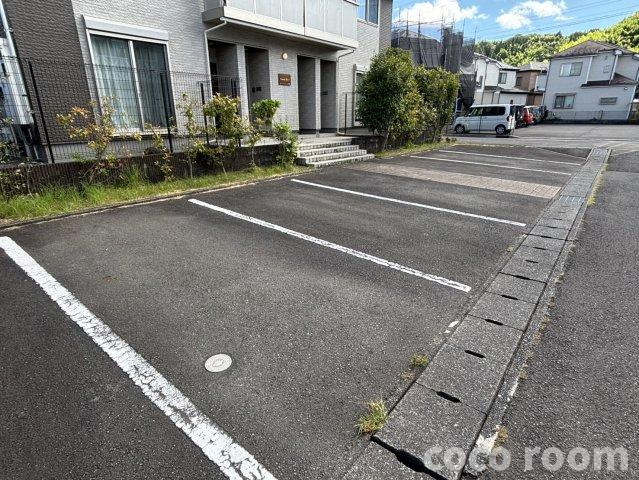 フォレスト若王子 の駐車場