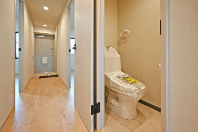ロイヤルシャトー伊丹行基のトイレ|トイレの内観写真です。ウォッシュトイレを導入しています。