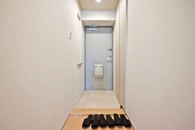 ロイヤルシャトー伊丹行基の玄関|シューズボックス付きの玄関で、いつでも玄関回りをすっきりと保てます。
