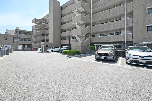ロイヤルシャトー伊丹行基の駐車場