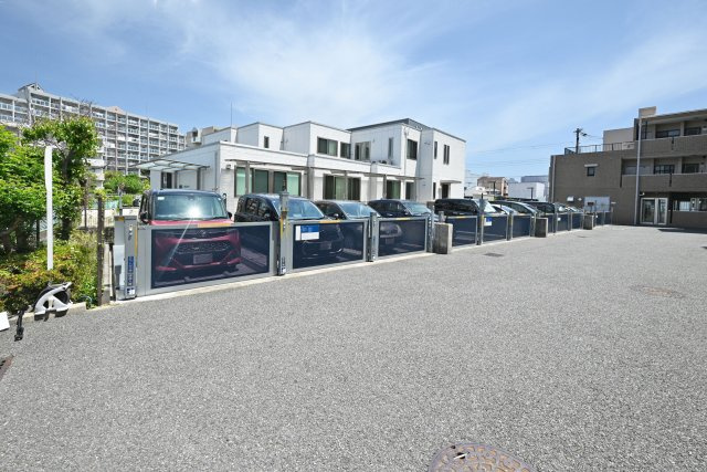 ロイヤルシャトー伊丹行基の駐車場