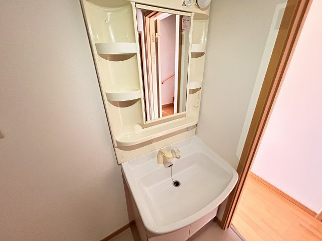 メゾンクラシードⅡの独立洗面台|103号室写真